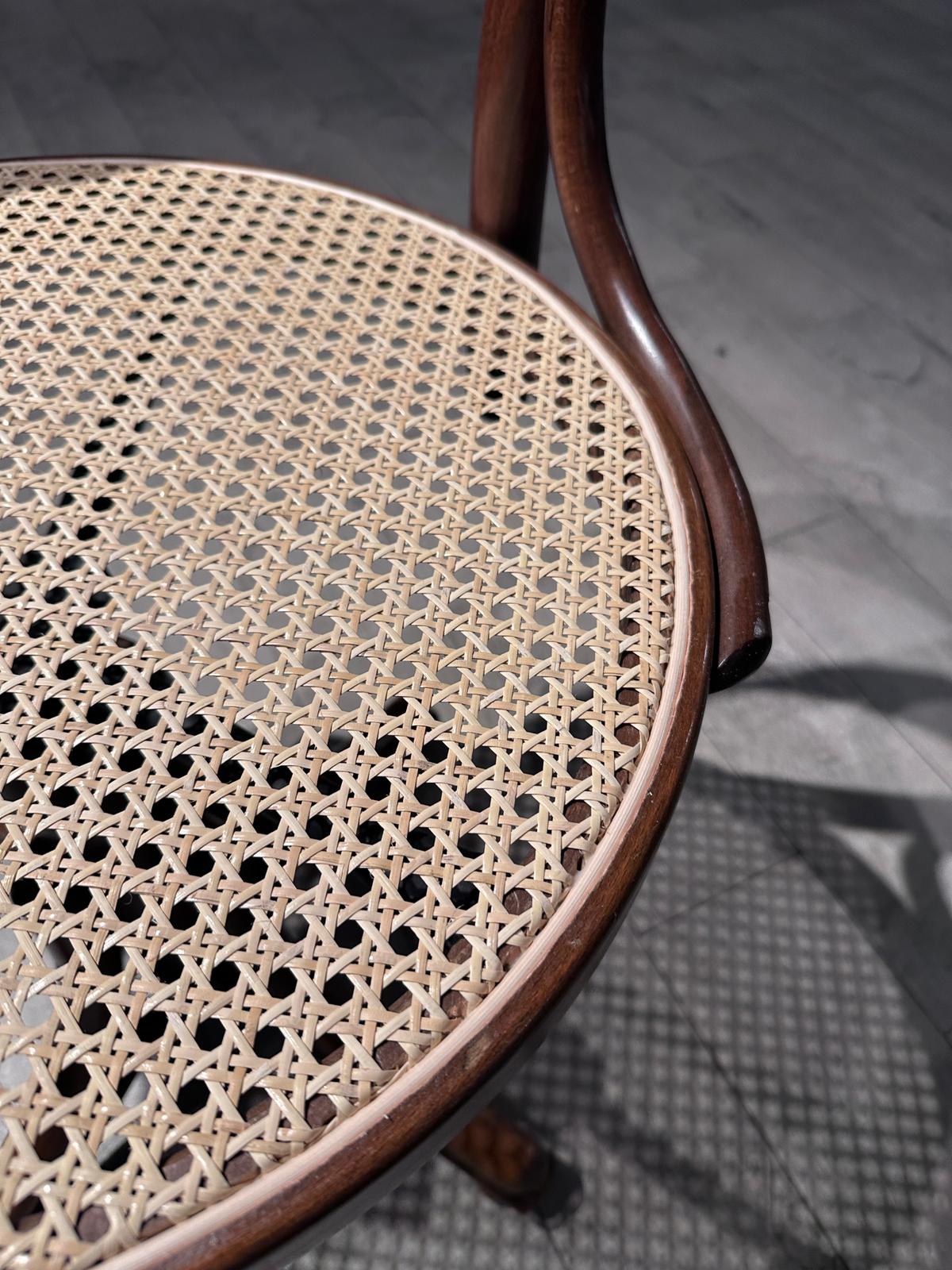 Dettaglio dell'intreccio esagonale della paglia Vienna su seduta rotonda - tecnica artigianale tradizionale