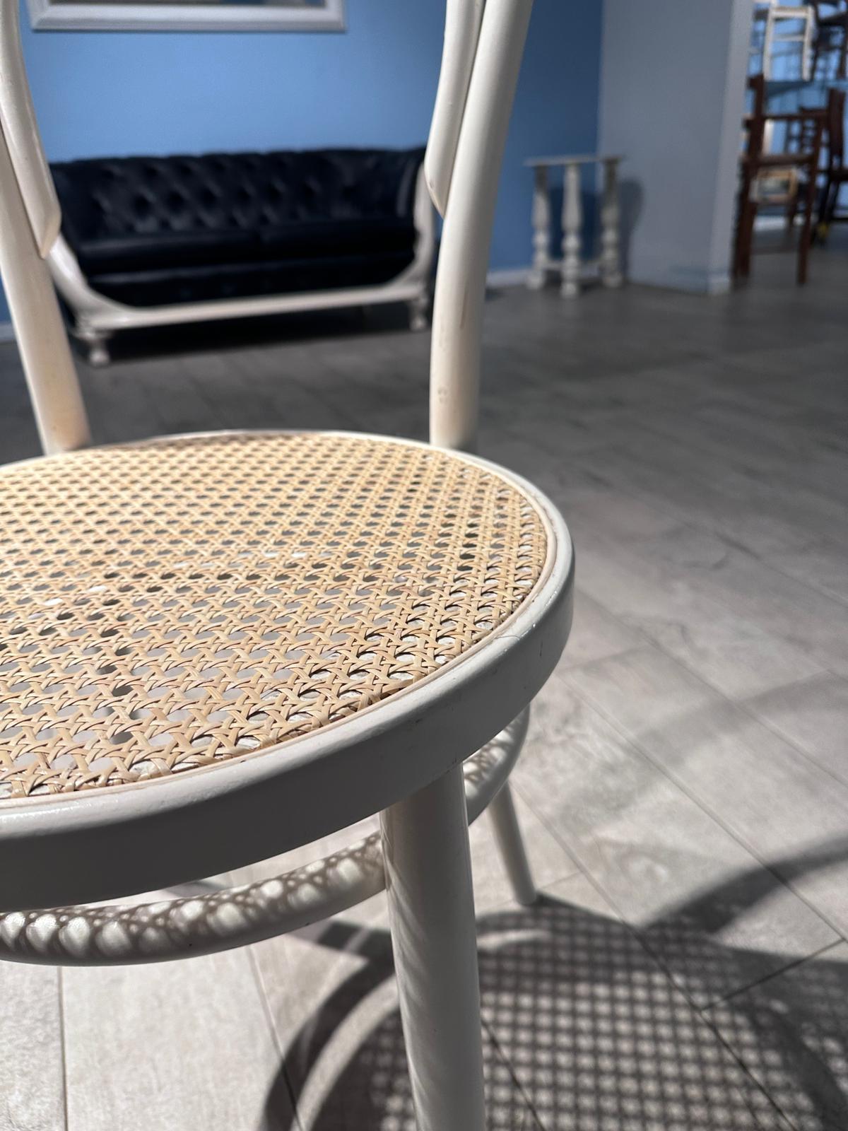 Dettaglio seduta paglia Vienna su sedia Thonet bianca