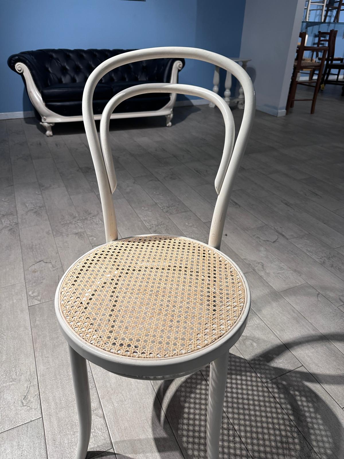 Sedia Thonet bianca con seduta paglia Vienna restaurata