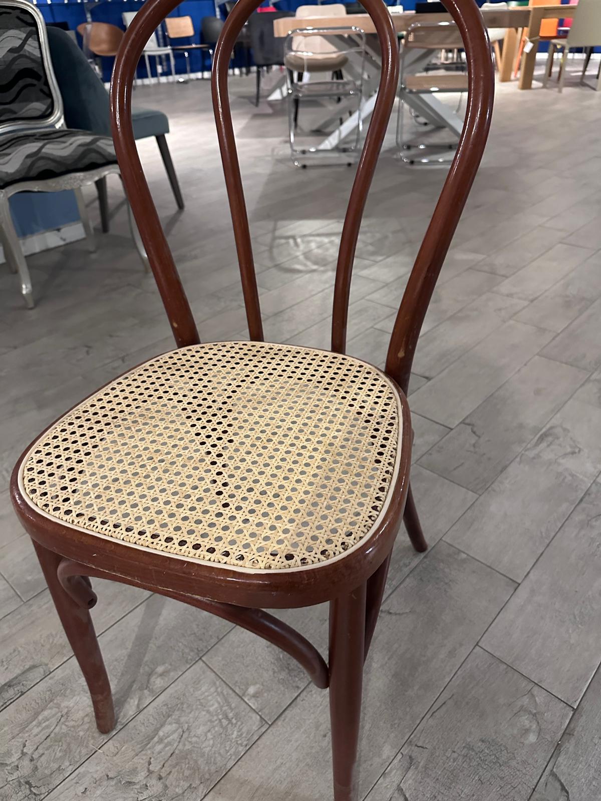 Impagliatura paglia Vienna su sedia Thonet classica